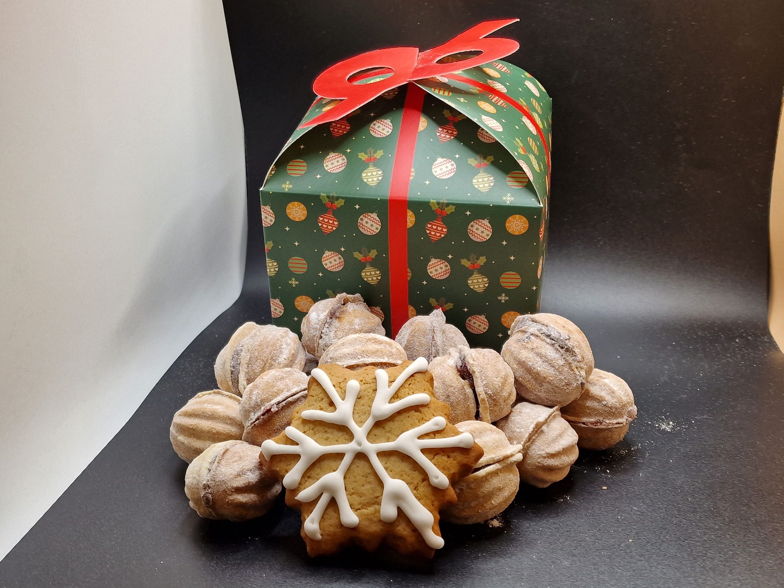 Pachet Christmas Edition - Turta dulce Steluta, Nuci traditionale cu ciocolata si Cornulete cu nuca